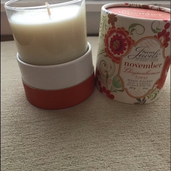 Secret Jewels Hand Poured November Candle with Hidden Jewelry - Picture 1 of 3